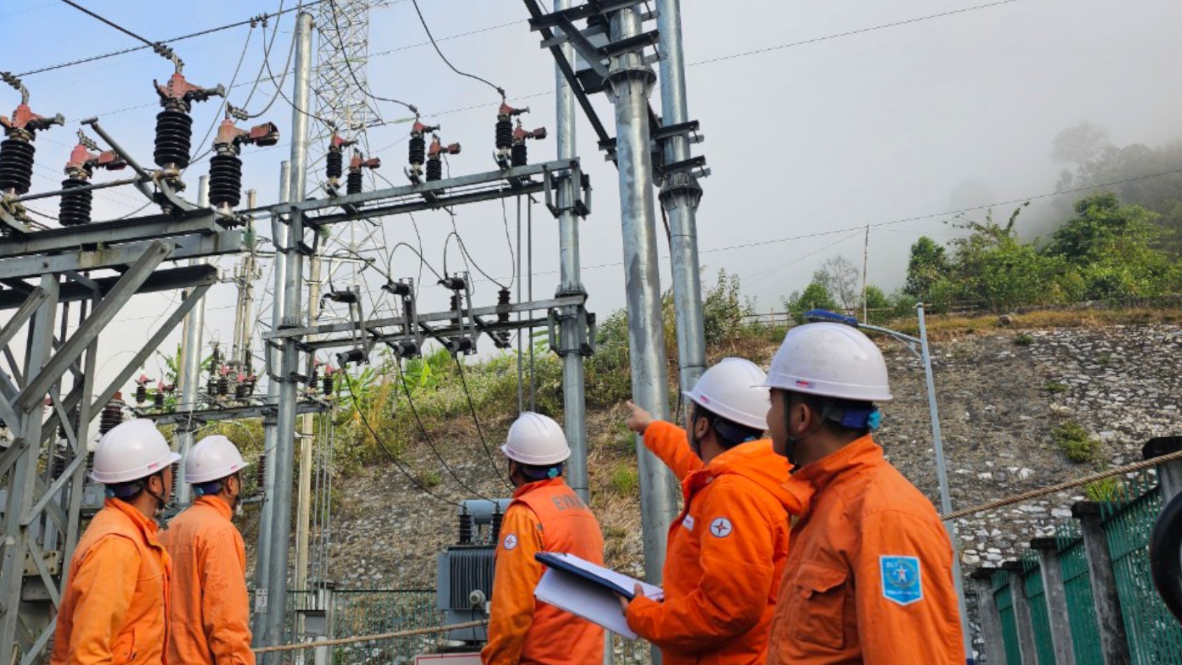 Xí nghiệp Dịch vụ Điện lực Lai Châu phối hợp với Xí nghiệp Dịch vụ Điện lực Lào Cai thực hiện công tác thí nghiệm nhà máy Thủy điện Nậm Nghẹ